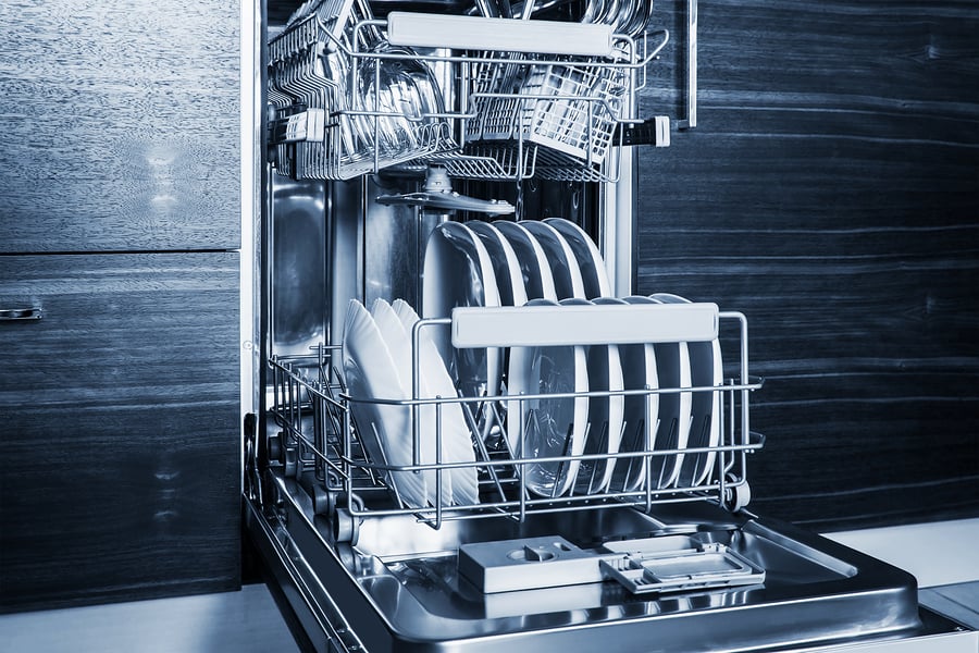 Is It Better to Wash Dishes by Hand or Use a Dishwasher?